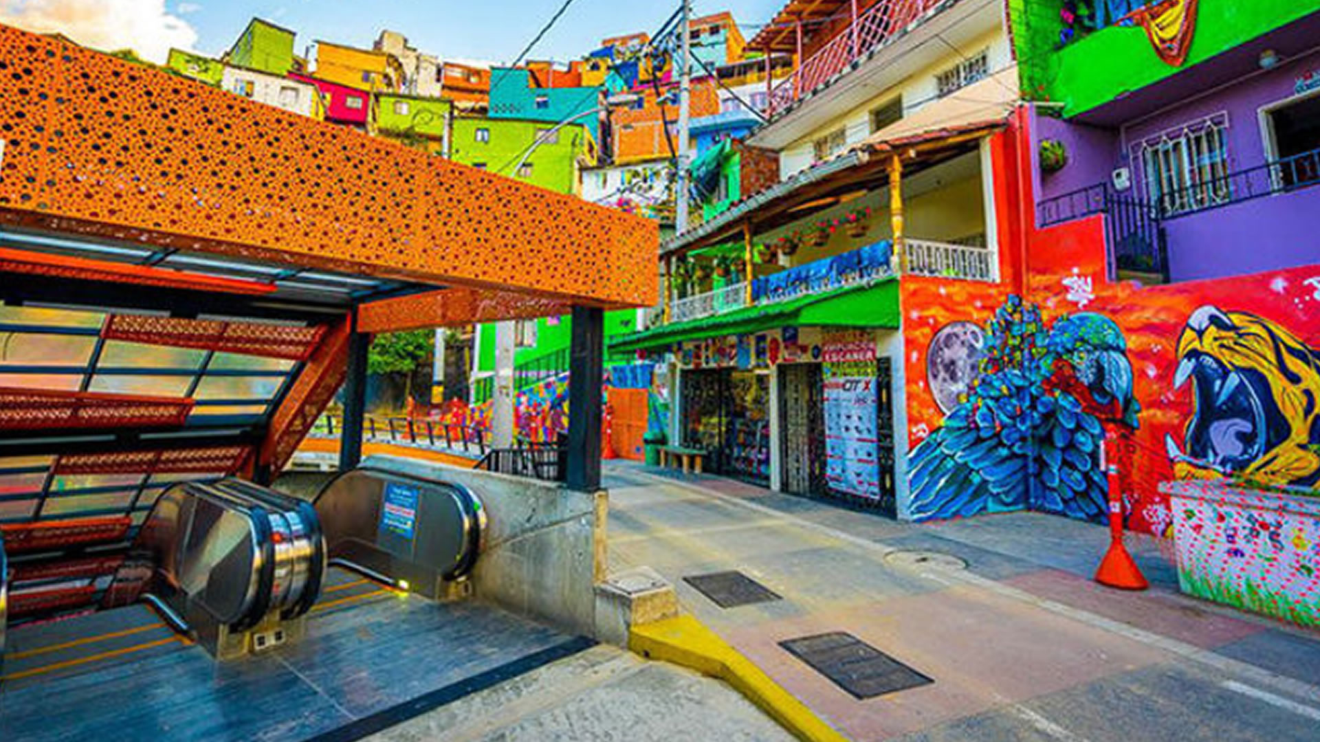 Escaleras eléctricas y grafitis de la Comuna 13