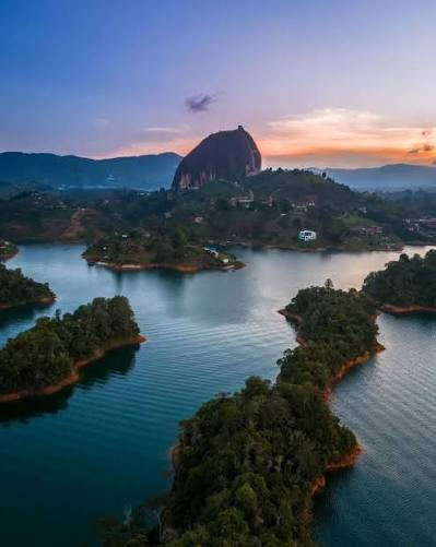 La Piedra del Peñol y la represa de Guatapé al atardecer