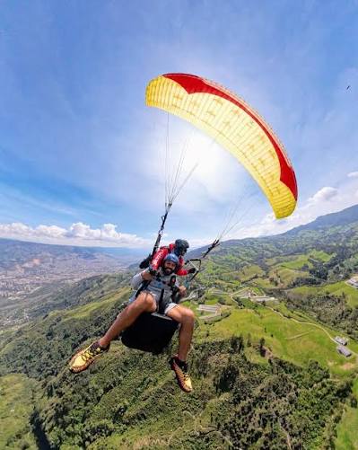 Vuelo en parapente biplaza sobre las montañas de Antioquia
