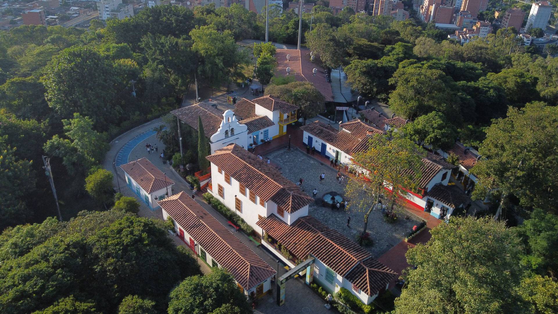El Pueblito Paisa en el cerro Nutibara, visto desde el aire